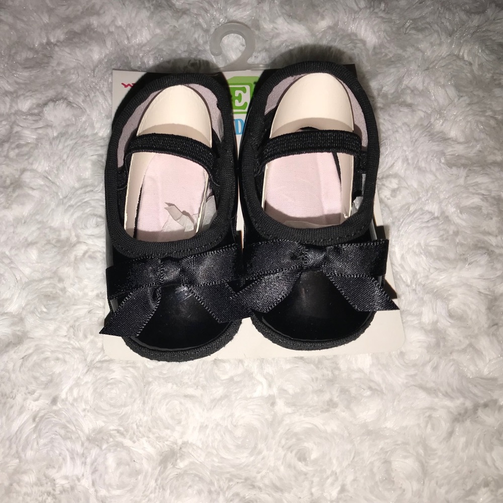 Baby bow shoes **NEVER WORN**
